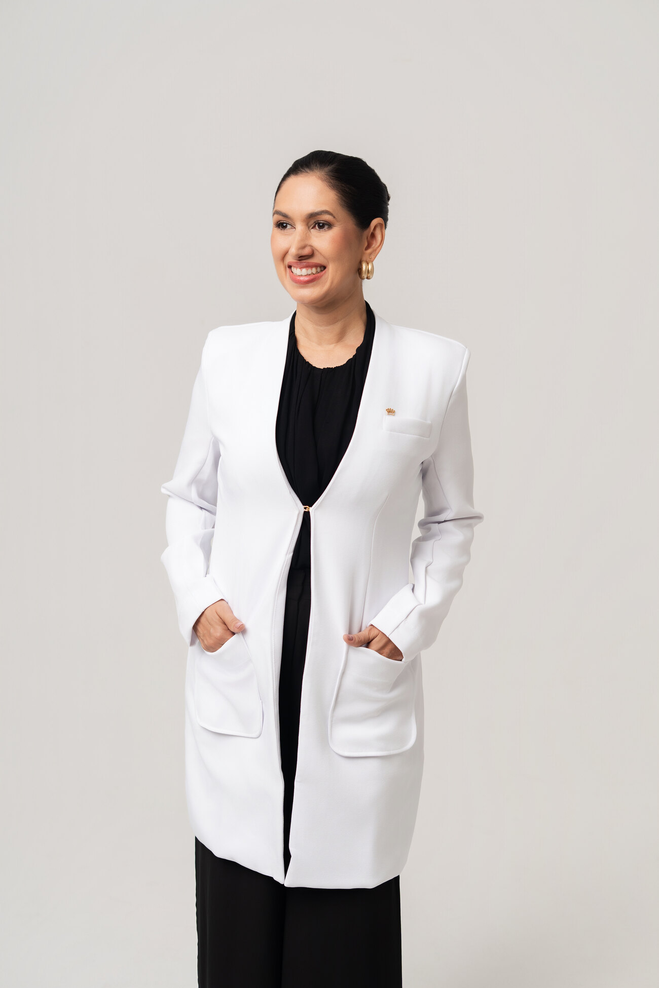 Dra. Luciana Almeida, periodontista, de jaleco branco